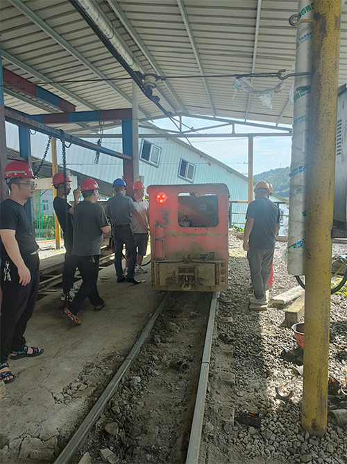 南方錳業(yè)遵義長(zhǎng)溝錳礦領(lǐng)導(dǎo)到五礦·湖南有色新田嶺鎢業(yè)有限公司參觀鋰電池電機(jī)車應(yīng)用。