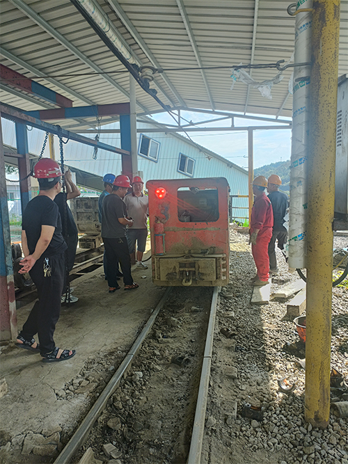 南方錳業(yè)遵義長(zhǎng)溝錳礦領(lǐng)導(dǎo)到五礦·湖南有色新田嶺鎢業(yè)有限公司參觀鋰電池電機(jī)車應(yīng)用。